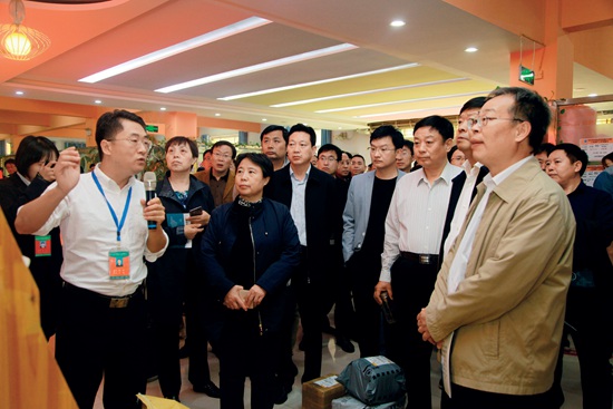 参观内丘县电子商务产业园区 （右一）河北省科协党组成员、副主席张建辉 （左一）内丘电子商务发展中心主任程力 （左二）本刊社长宋文芳.JPG