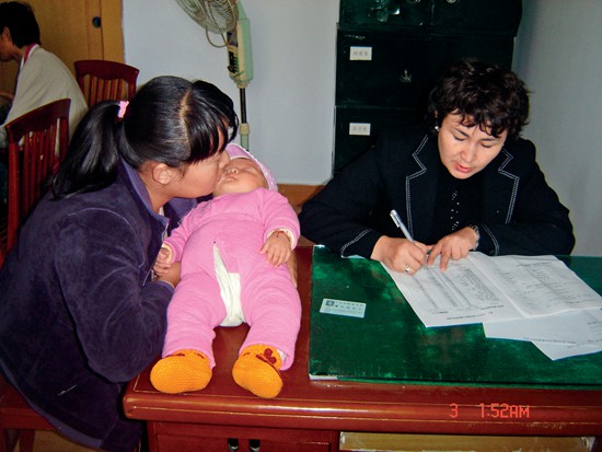 2009年“贫困农村0-6岁儿童营养包成本-效益研究”工作中，对察布查尔县县锡伯族儿童喂养方式的调查现场.JPG
