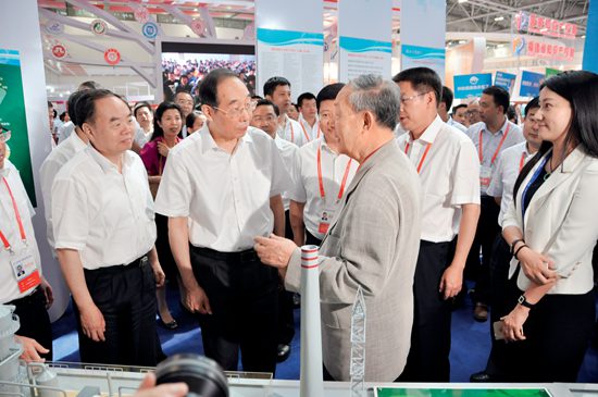 刘鸿亮院士向尤权书记、周济院长介绍三明大田威斯特环保科技有限公司院士专家工作站展品 (2).JPG