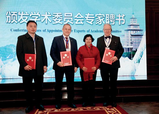 颁发聘书.jpg