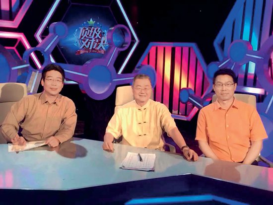 尹传红江西卫视《顶级对决》科普讲解团嘉宾照片（右）.jpg