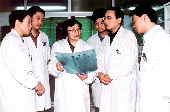 闻玉梅和她的学生在实验室  孙国根摄.jpg