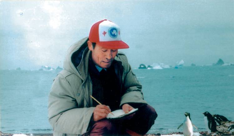 1990年12月在南极半岛中国长城站.jpg
