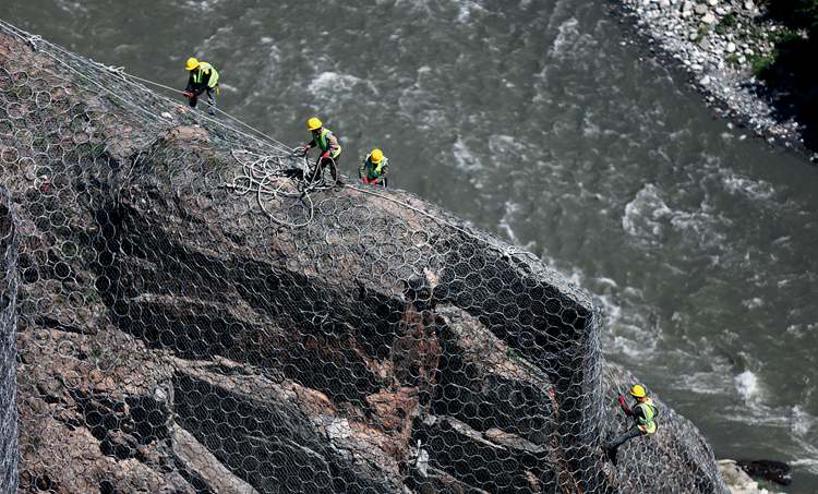 工人正在悬挂导石网.jpg