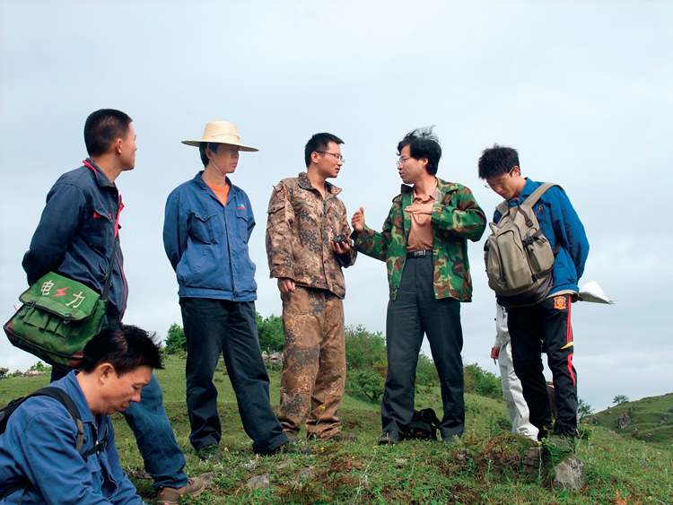 韩润生教授（右二）在云南乐红铅锌矿指导技术人员野外工作.JPG