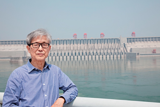 顾院士在三峡电站大坝前.jpg